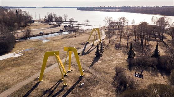 Verket Kolmisointu i parken Rantapuisto i Järvenpää fotograferat uppifrån.